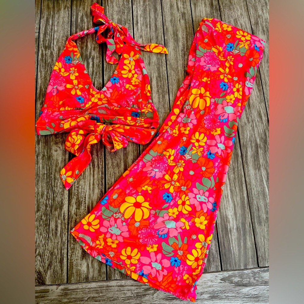 2 piece halter/ pants set 🌸🌺